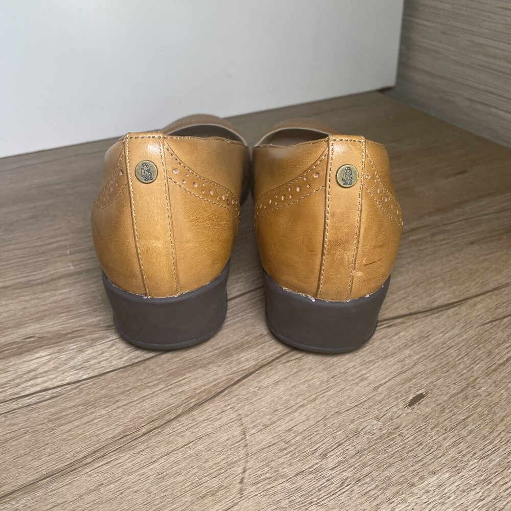 Women's 9.5 Wide Hush Puppies Tan Leather Slip On Shoes - Picture 4 of 8
